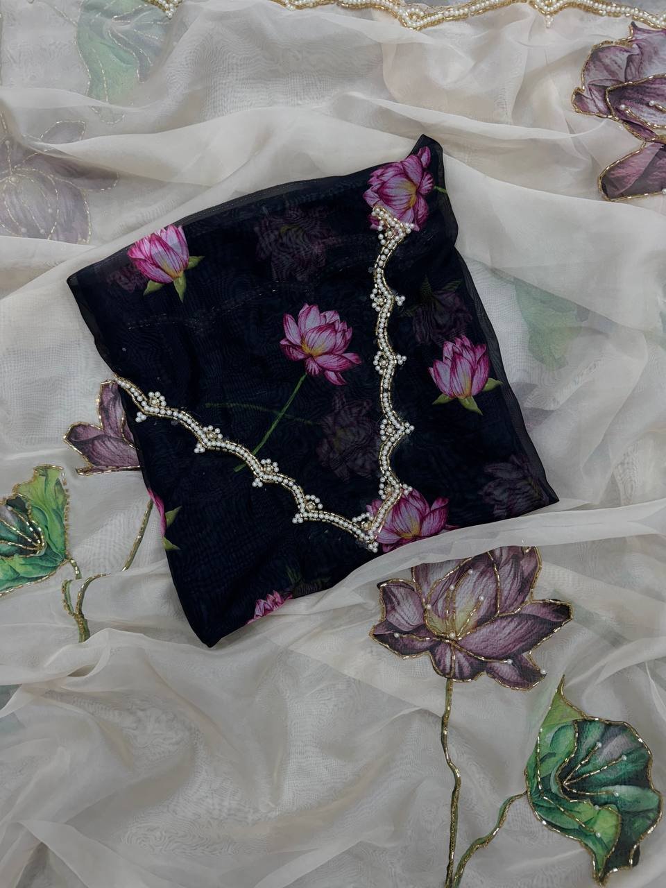 Women's Exquisite Lavender & White Organza Saree with Hand-Painted Lotus Floral Motifs & Gold Embellished Border – Complete with Matching Printed Blouse for Festive & Special Occasions - Image 8