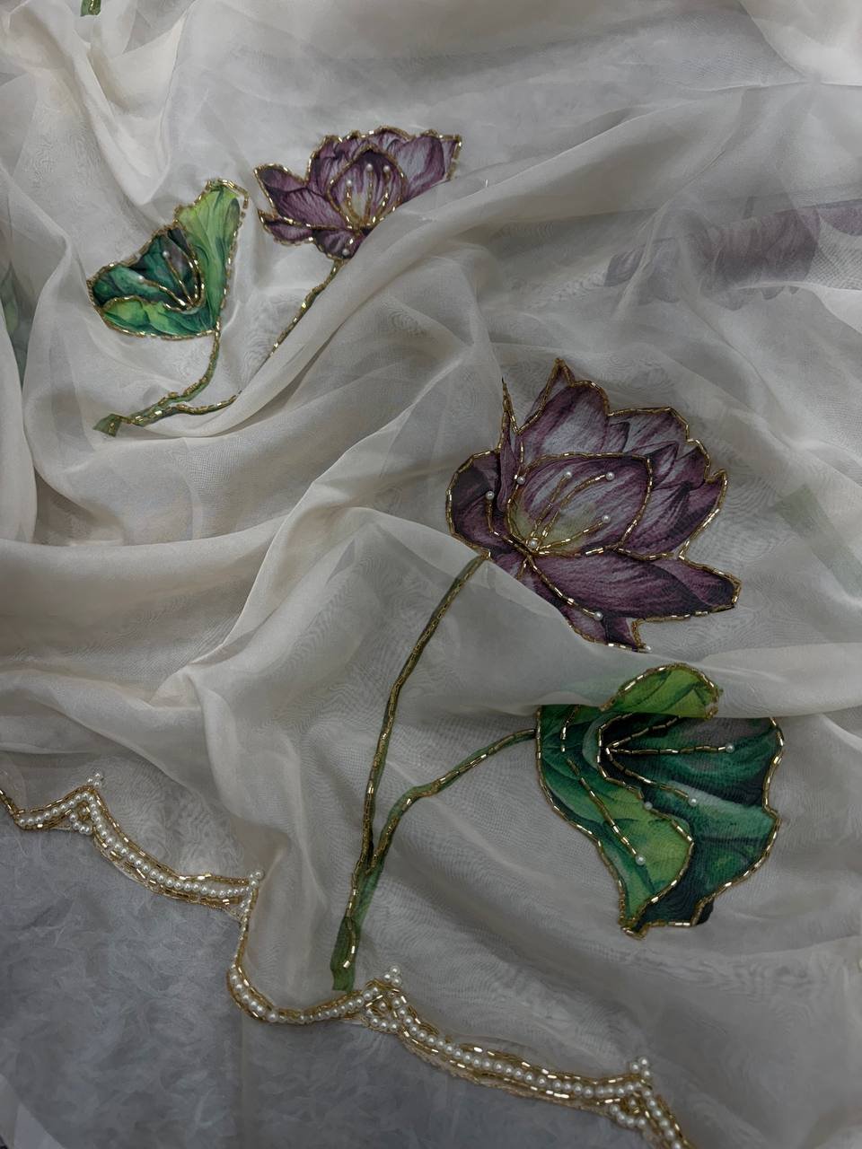 Women's Exquisite Lavender & White Organza Saree with Hand-Painted Lotus Floral Motifs & Gold Embellished Border – Complete with Matching Printed Blouse for Festive & Special Occasions - Image 7